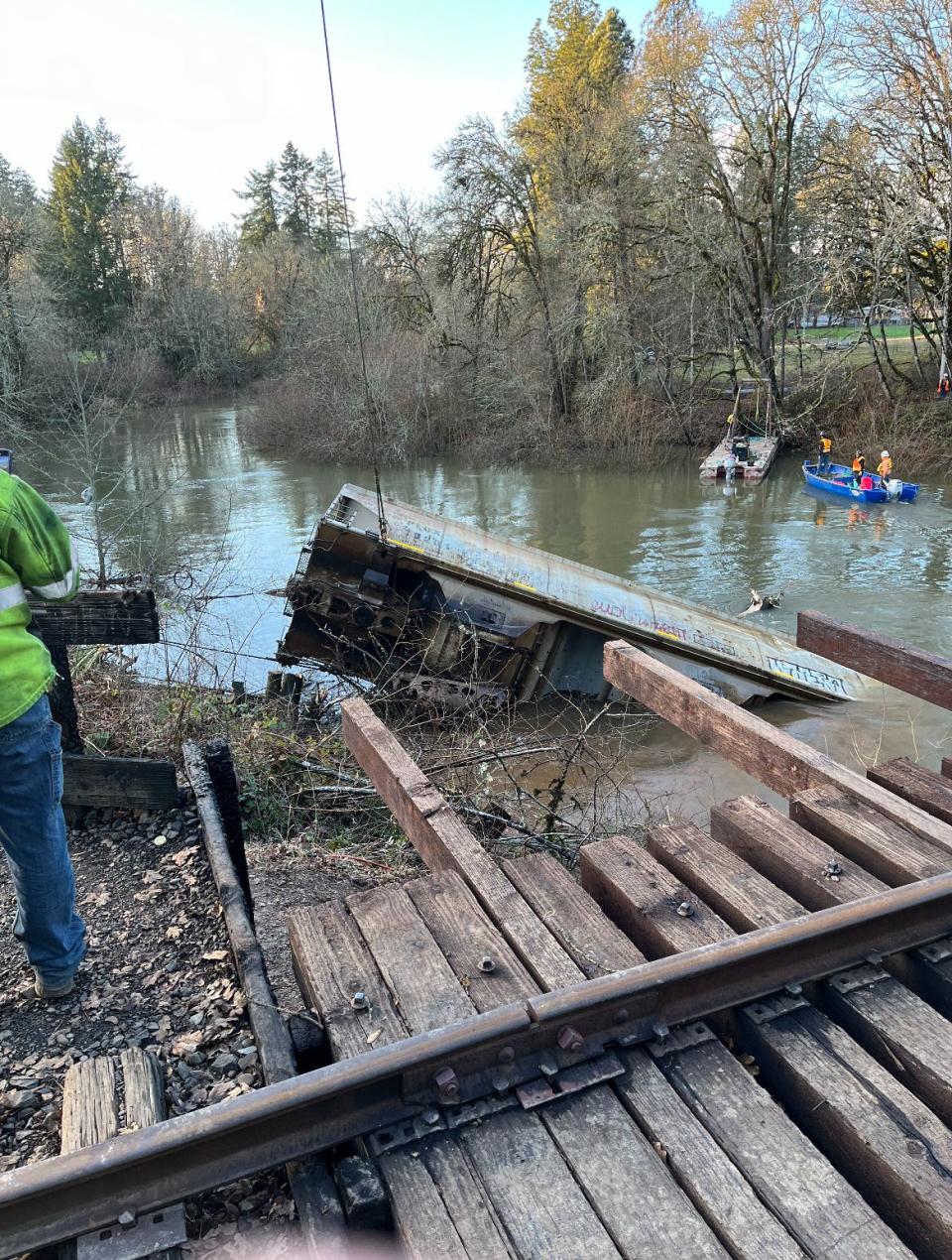 Crane removes derailed train carrying fertilizers from Marys River in Corvallis