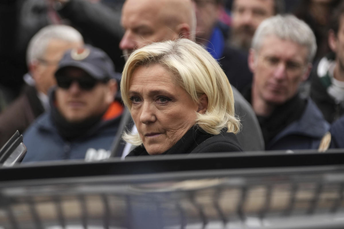 Crowds attend Paris memorial for far-right French leader Jean-Marie Le Pen under tight security