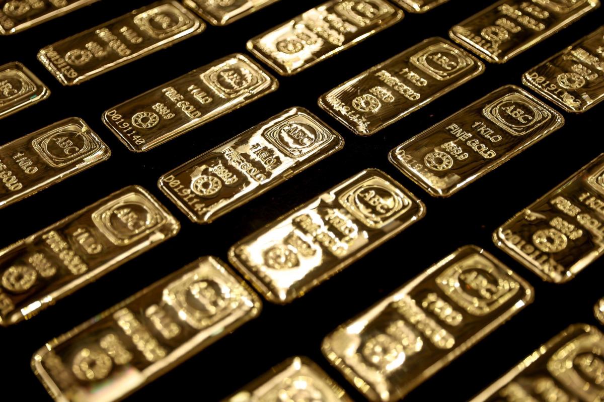 Gold Hits Record High on Weak Dollar as Trump Tariff Risks Loom