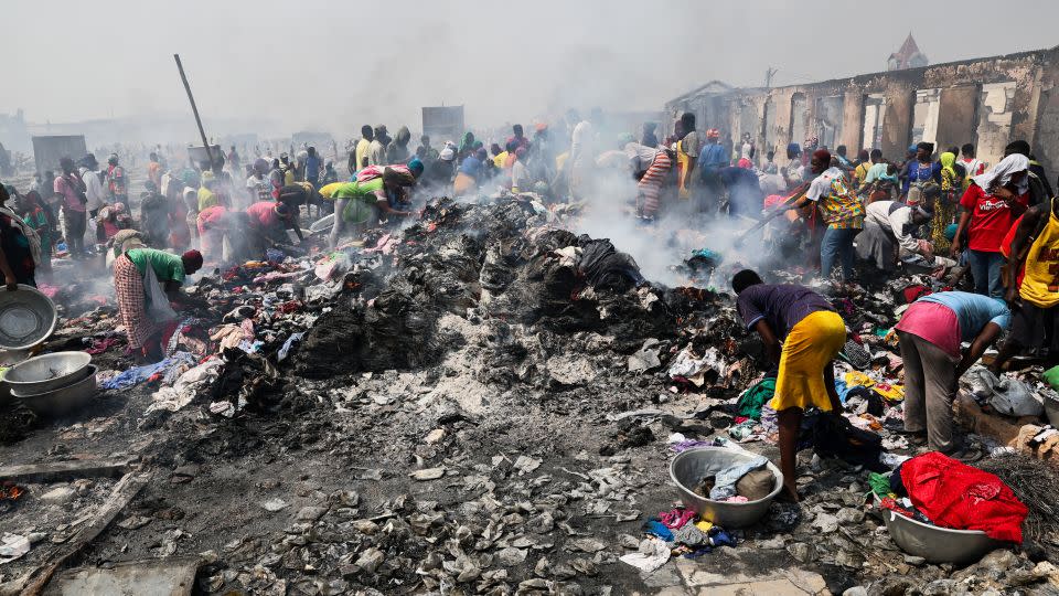 Huge fire at Ghanaian clothing market destroys hundreds of market stalls