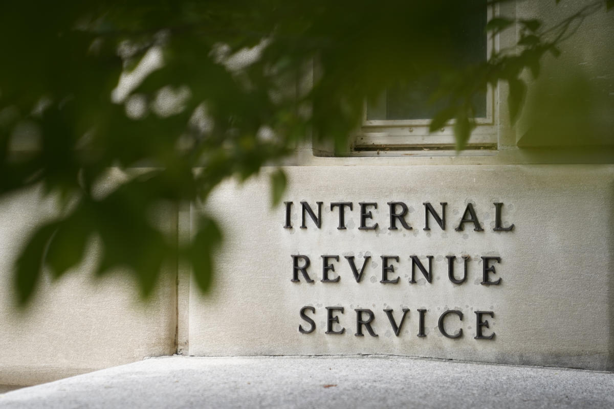 IRS has improved taxpayer services but is slow to resolve ID theft, an independent watchdog says