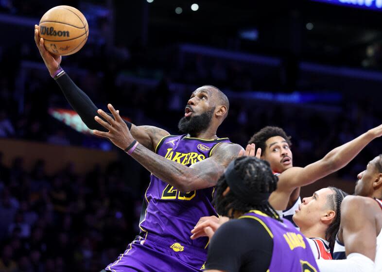 Lakers get back on track against woeful Washington