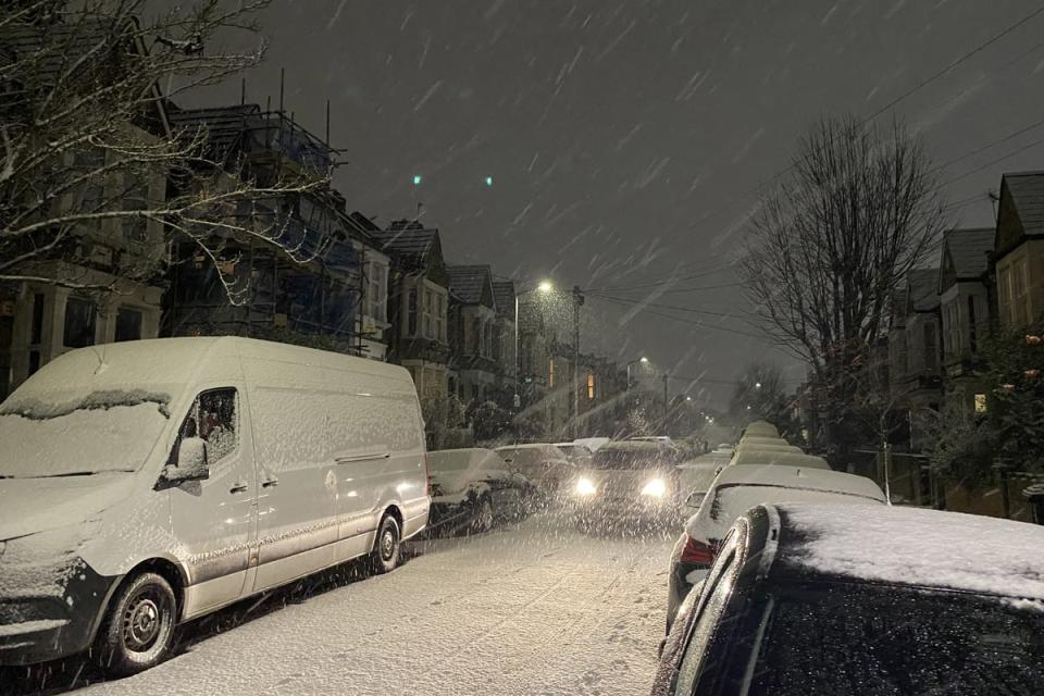 London weather: Snow falls in capital as temperatures to plummet