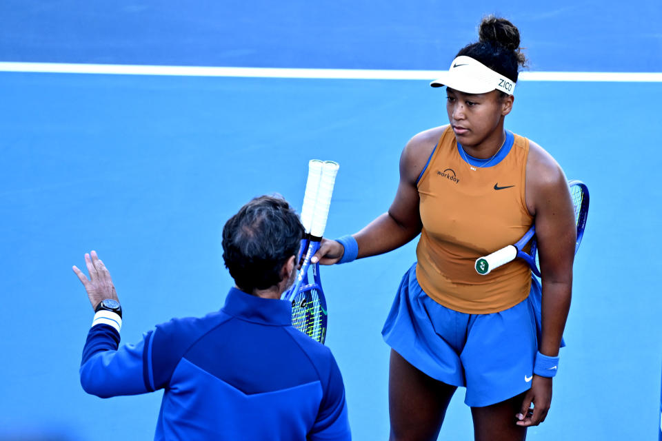 Naomi Osaka retires from Auckland final in tears with apparent injury, 1 week before Australian Open