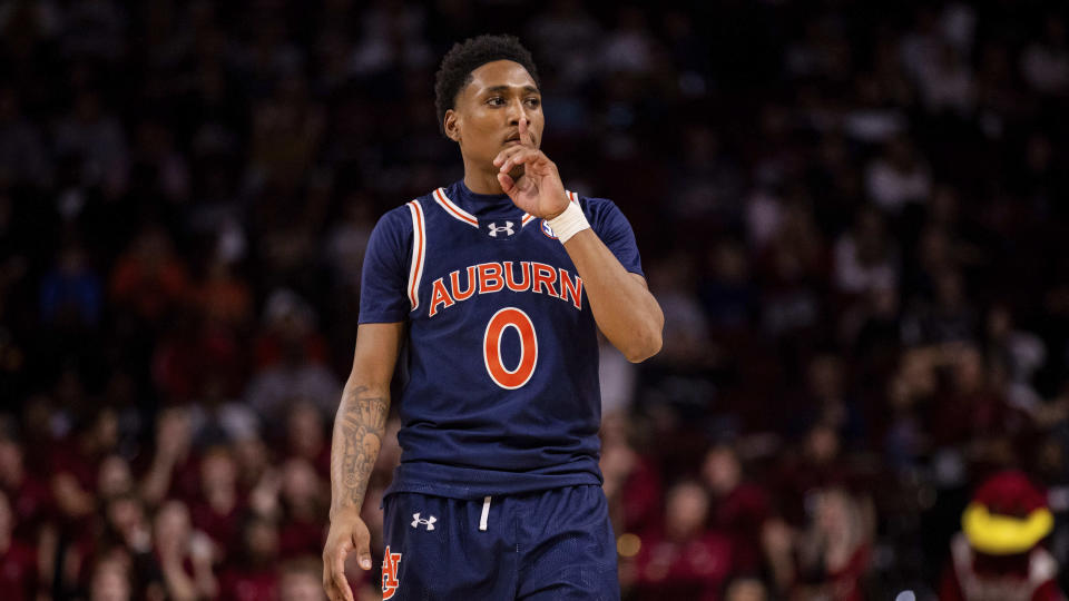 No. 2 Auburn narrowly avoids upset loss to South Carolina, as Johni Broome injures ankle