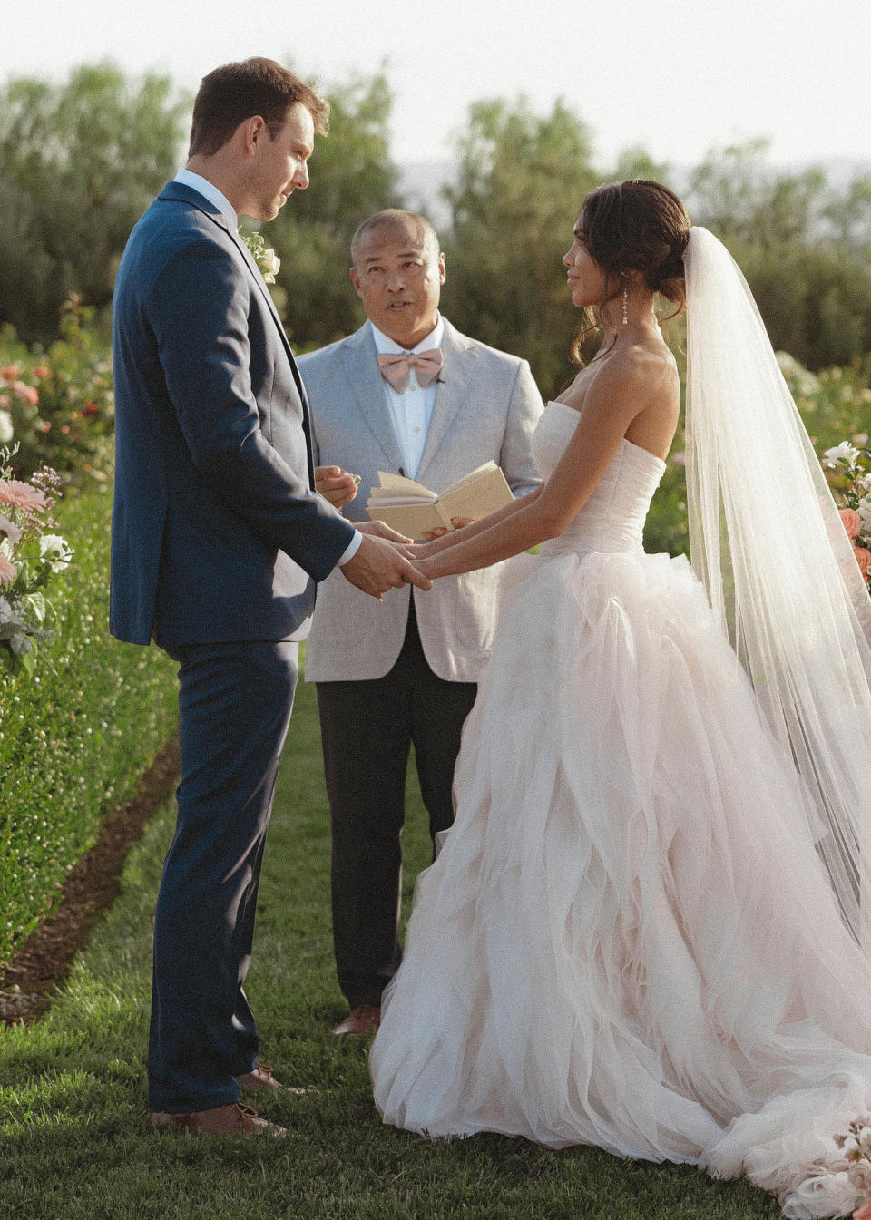 Officiant gives groom a brutal warning before bride walks down the aisle — and it’s all caught on a mic