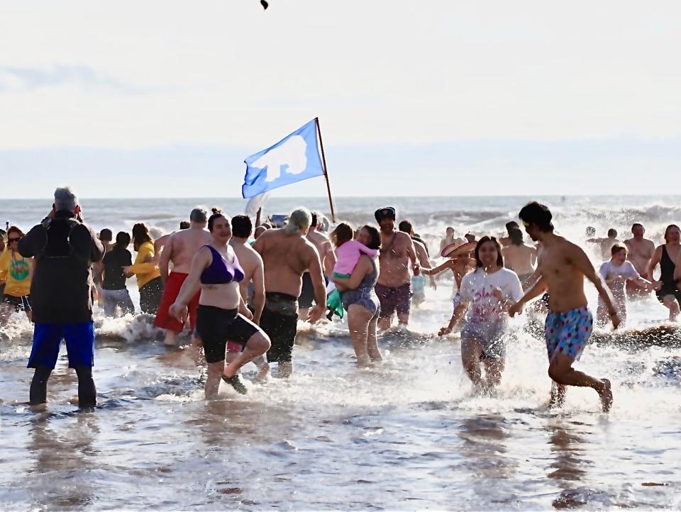 Polar Plunge draws hundreds to Easton’s Beach to support a good cause