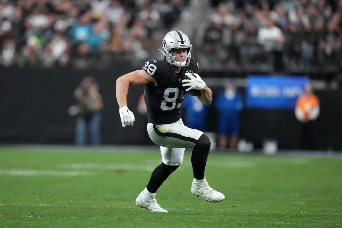 Raiders TE Brock Bowers tops Malik Nabers to retake NFL rookie reception record