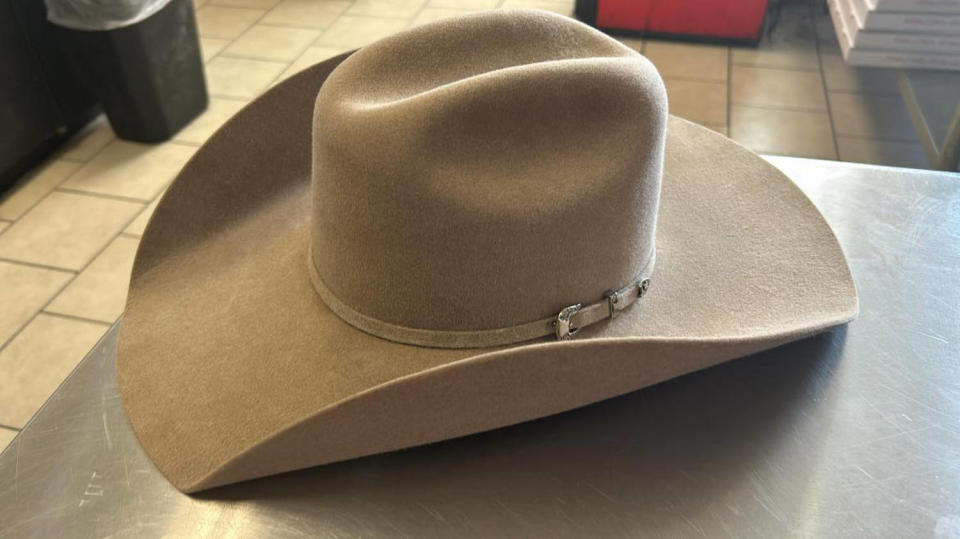 Texas restaurant’s response goes viral after tip jar is stolen, cowboy hat left behind