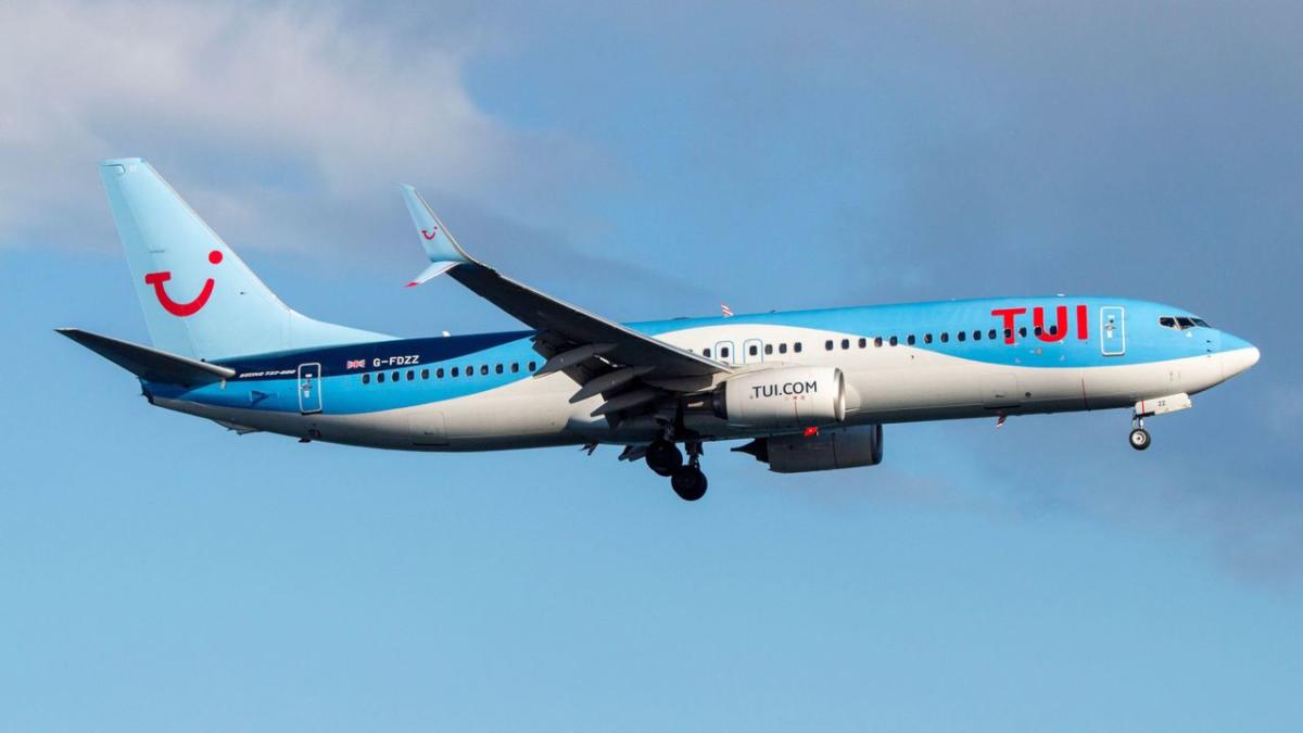 TUI Boeing 737 nose landing gear suddenly collapses at Brussels Airport