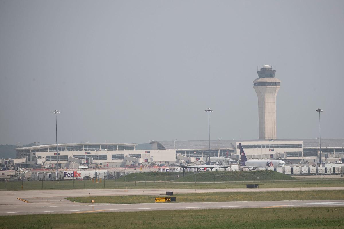 United Airlines flight makes emergency landing at DTW after losing cabin pressure