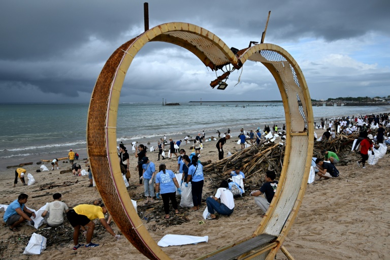 Volunteers clean up Bali’s beach from “worst” monsoon-driven trash