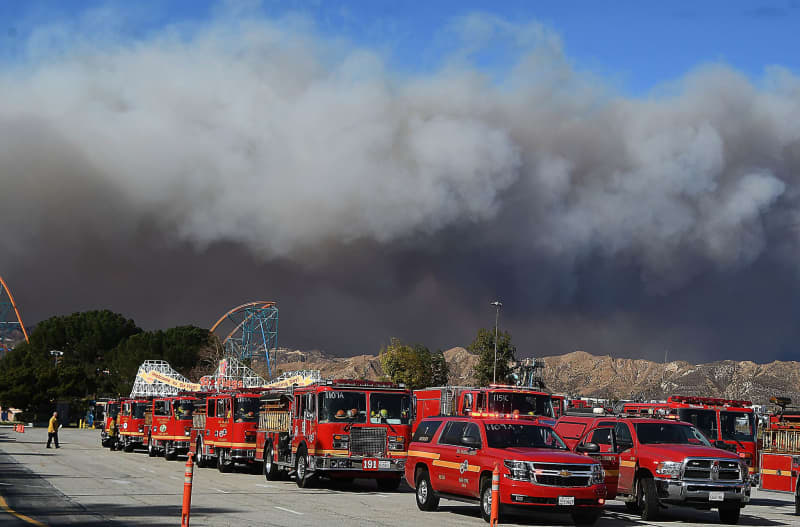 Wildfire north of Los Angeles forces thousands to flee