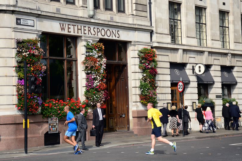 American couple visit Wetherspoons for the first time – but are ‘overwhelmed’ by one thing