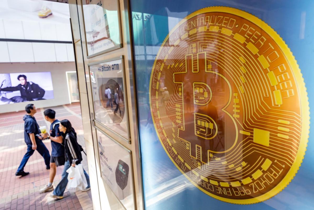 Bitcoin Slides Below ,000 as Crypto Selloff Gathers Steam