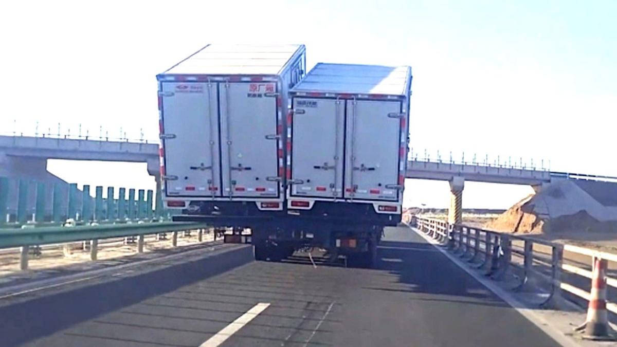 Cops called after truck carrying two containers causes huge traffic jam