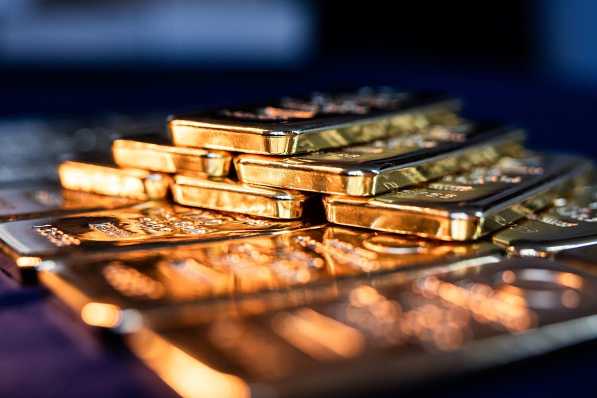 Gold Wavers After Record-Breaking Run Triggers Profit-Taking