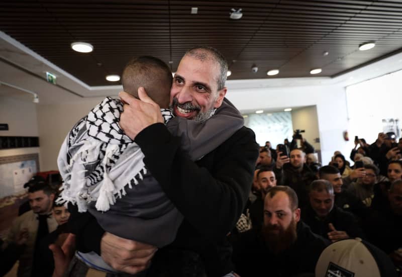 Israel delays prisoner release after Hamas frees six hostages