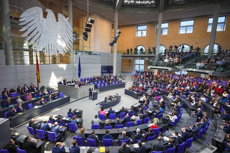 Study: New limit to size of German parliament to save €125m per year