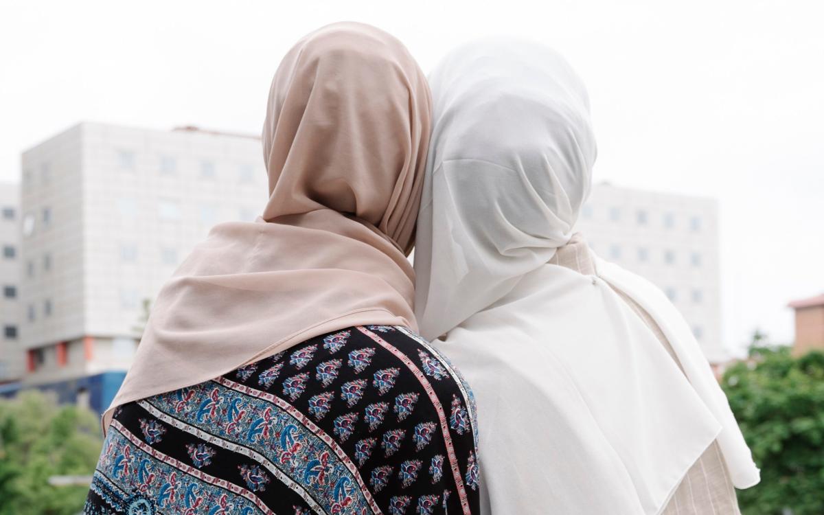 Teenage sisters ask to live with abusive father to escape strict Islamic mother